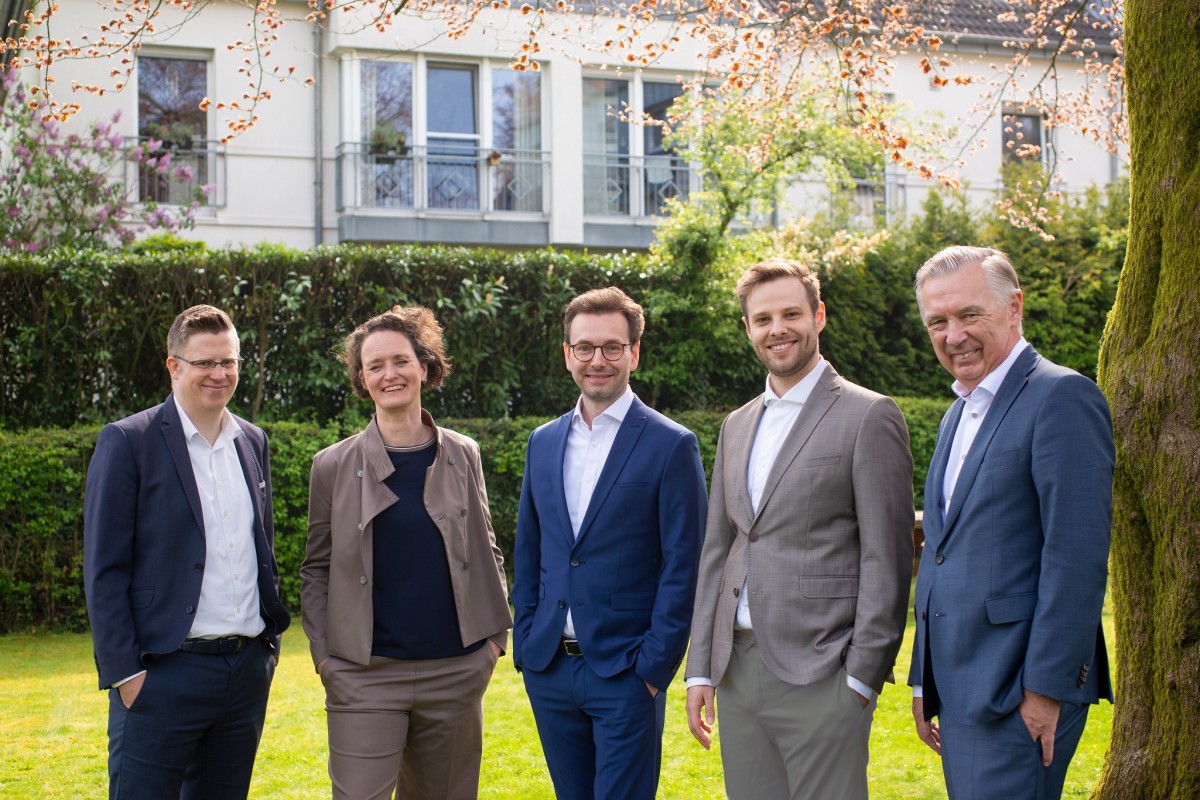retusche5-gruppen_klein-5-Stb-(15)-verkleinert.jpg