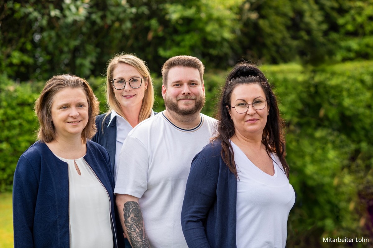 retusche4-gruppen_klein-Lohn-Portraits-beschriftet-(24).jpg